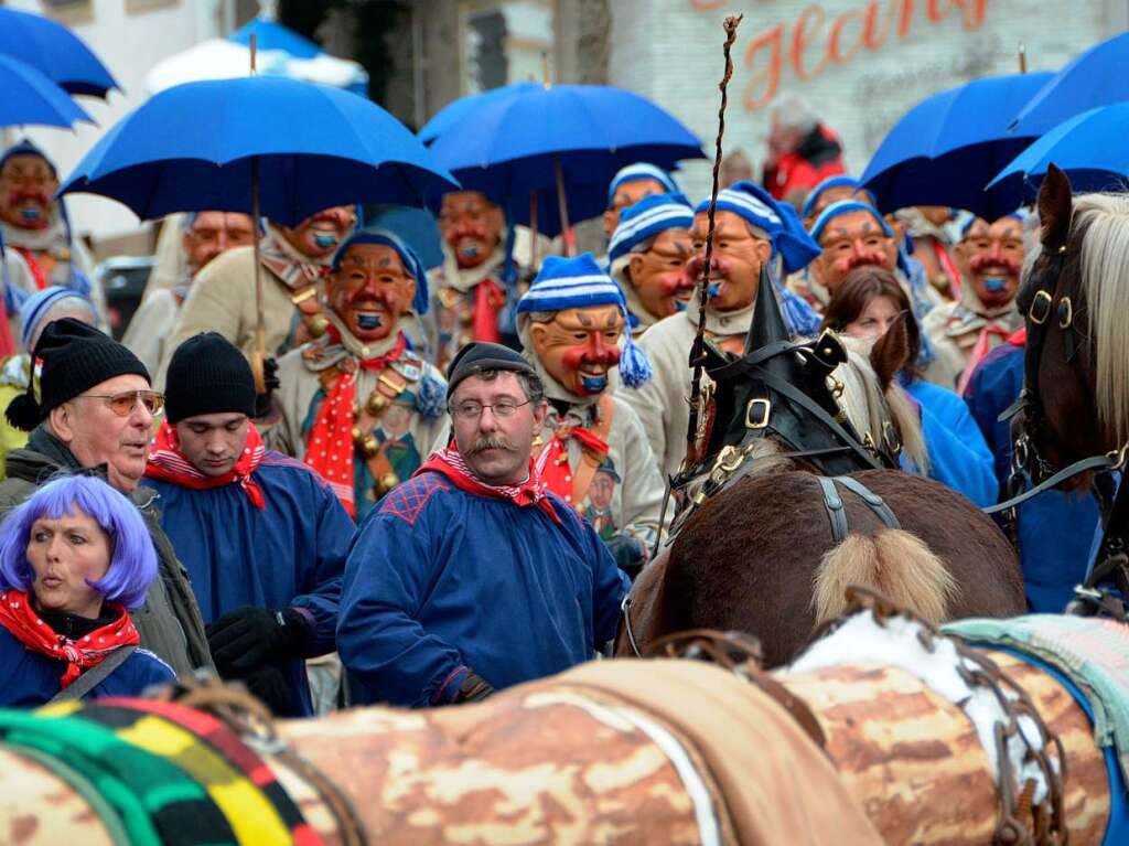 Warten vor dem Rathaus