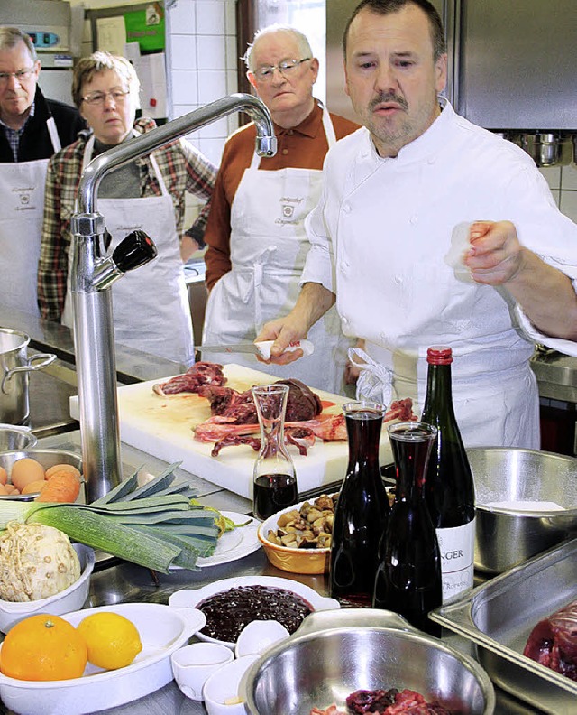 Egon   Baler kochte Wildgerichte  und Jger schauten zu.  | Foto: privat