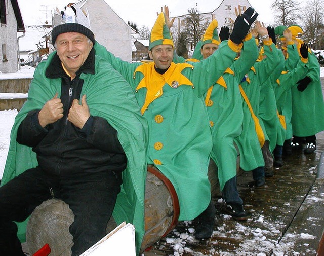 Frisch gekrter Narrenprinz: Der gekr... zur Jungfernfahrt auf dem Narrenbaum.  | Foto: Florian Kech