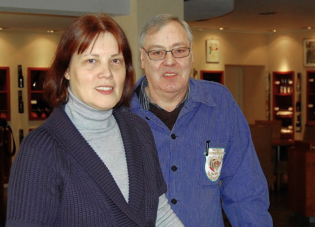 Beate Hauser und Kellermeister  Ernst ...Mitarbeit in der WG Bickensohl geehrt.  | Foto: petra littner