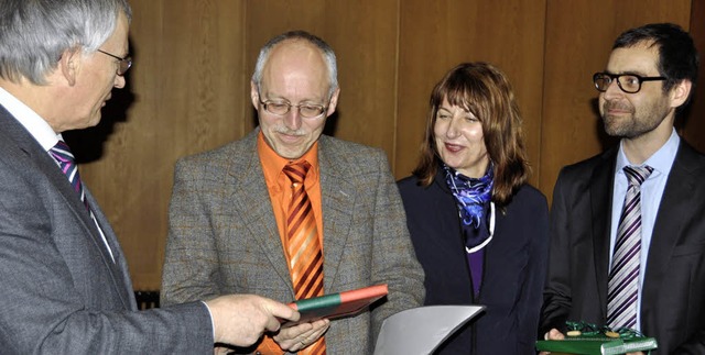 Landrat Schneider (links), Umweltdezer...utz) bedanken sich bei Karlheinz Abt.   | Foto: Daniel Gramespacher