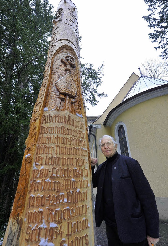 Pater Donatus mit seiner Stele der Eri...ominikanerkloster an der Ludwigstrae   | Foto: Michael Bamberger