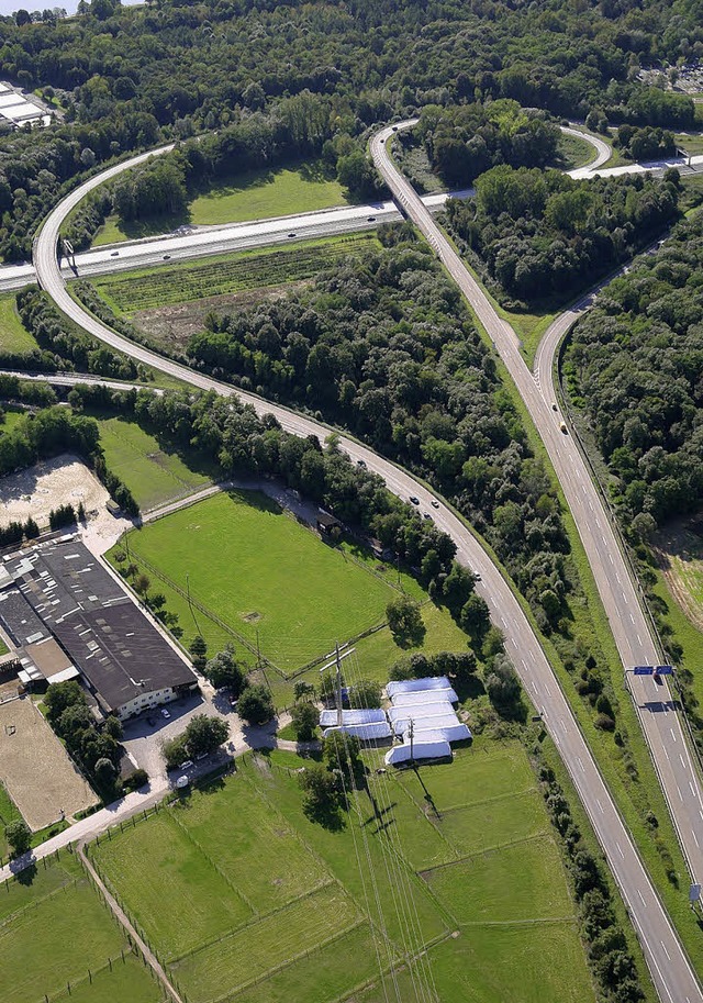 Beim Wechsel von der A98 (vorne rechts...wegs und es kommt hufig zu Unfllen.   | Foto: Frei