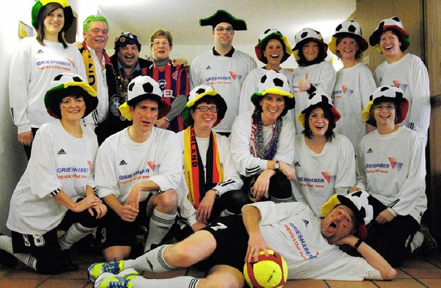 Das Rathausteam als Fuballmannschaft:...tung in Vorfreude auf den Kunstrasen.   | Foto: Ralph Fautz