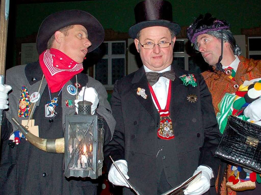 Der Pfeddrig (Michael Elble) wartet mit dem Nachtwchter und der Hebamme auf die Niederkunft des Fasentkrambe.