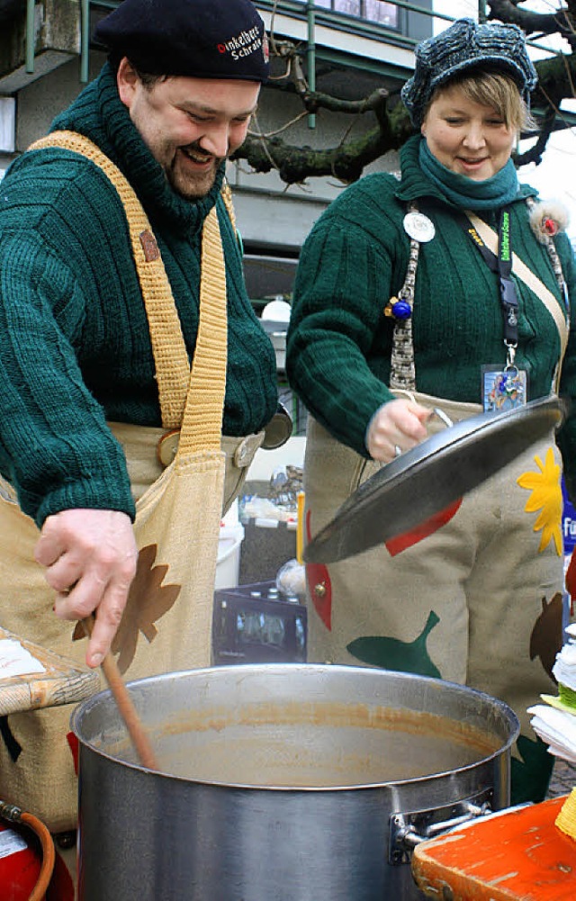 Gut gewrzt und hei serviert: Die Mehlsuppe der Dinkelbergschraten  | Foto: Julian Rsner