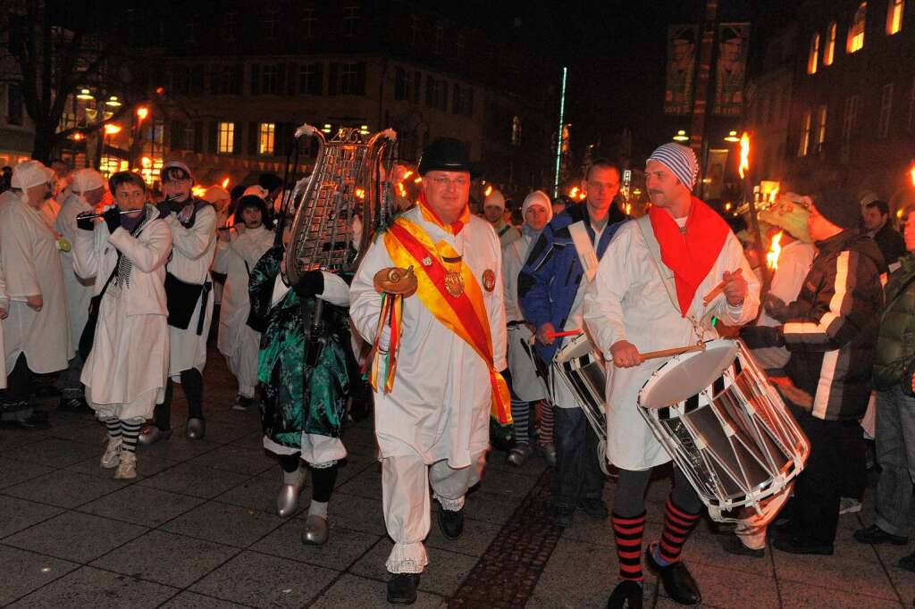 Abmarsch vom Marktplatz mit Obergildemeister Jrg Rosskopf an der Spitze.