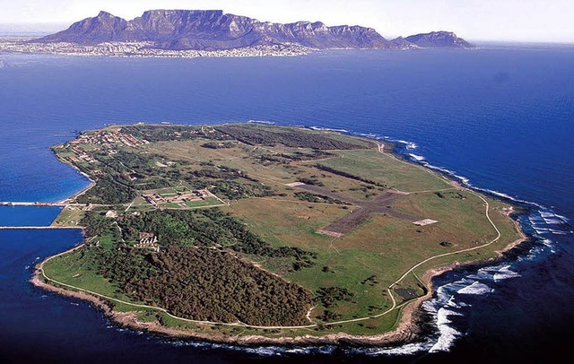 Blick ber Robben Island zum Tafelberg   | Foto: dpa