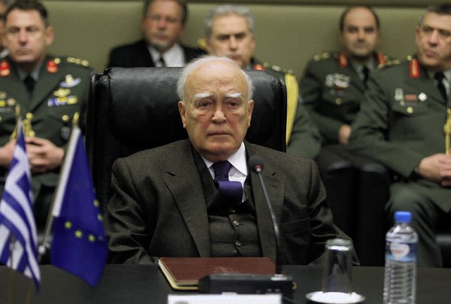 Der griechische Prsident  Karolos Pap...h im Verteidigungsministerium in Athen  | Foto: dpa