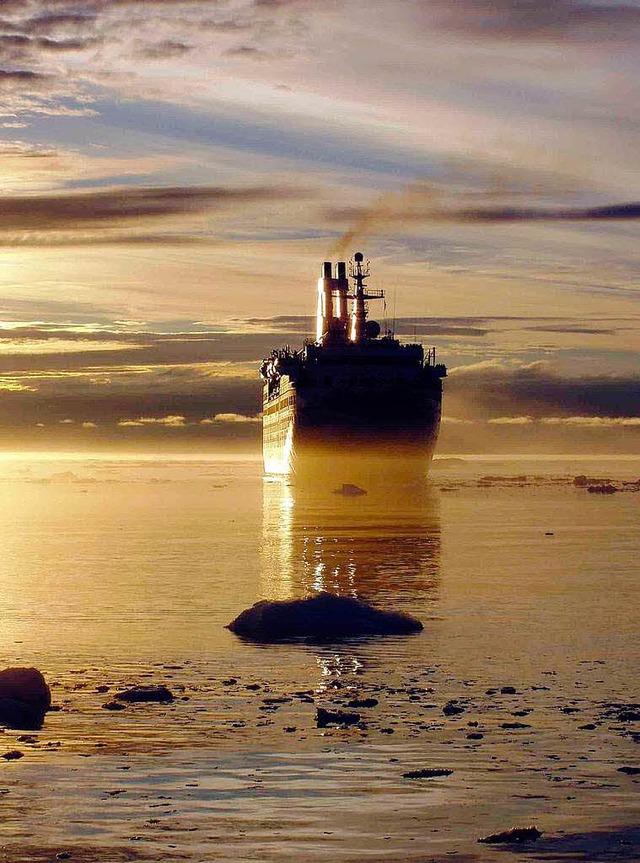 Die Arktis ist ein beliebtes Ziel: die MS Astor vor Grnland   | Foto: dpa