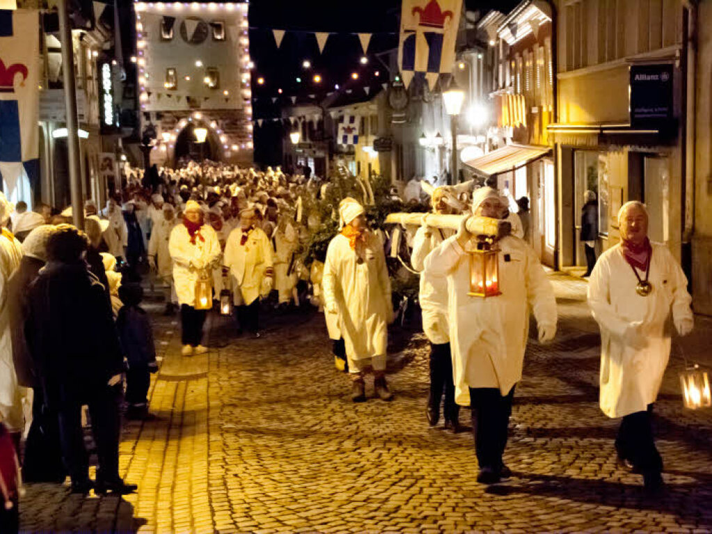 Tausende von Hemdglunkern zogen durch die Endinger Altstadt zum Marktplatz. Die Zunftmeister trugen den Narrenbaum