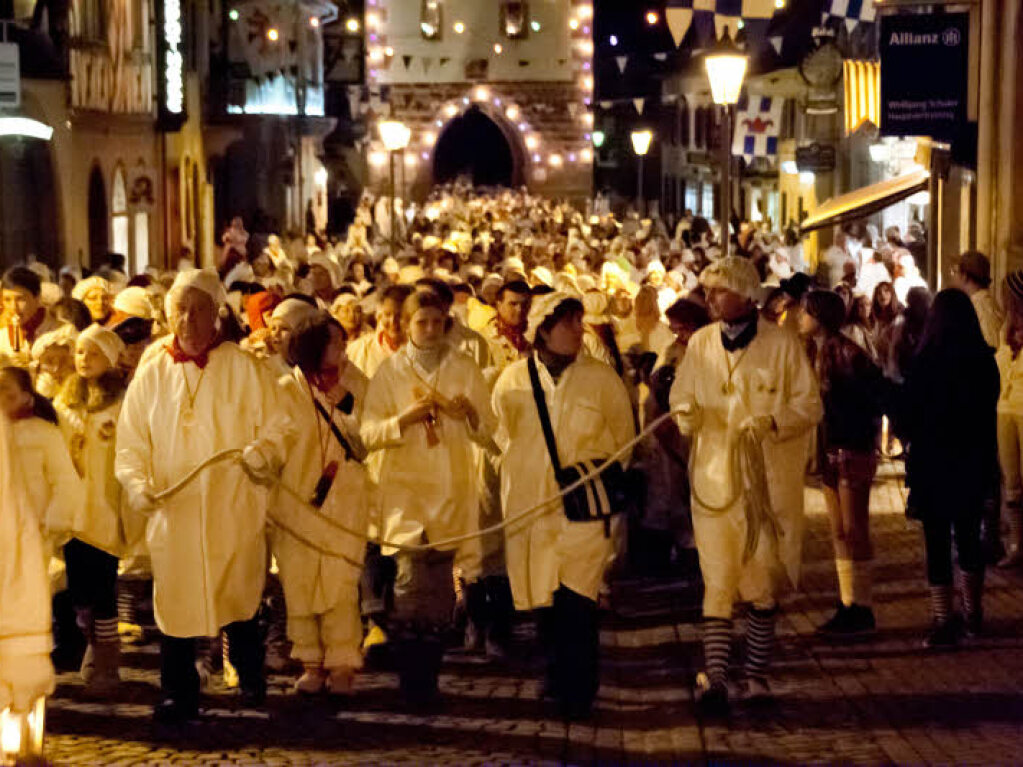 Tausende von Hemdglunkern zogen am Donnerstagabend durch die Endinger Altstadt zum Marktplatz, um den Jokili zu empfangen.