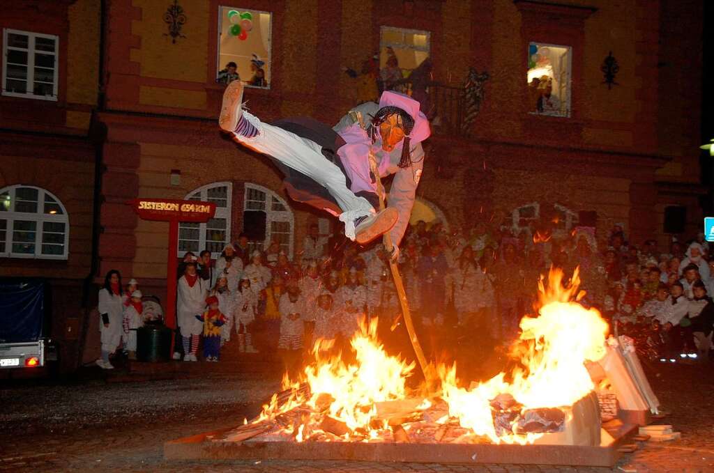 Artistisch sprangen die Laue Briggle Hexen beim traditionellen Hexensprung ber das Feuer
