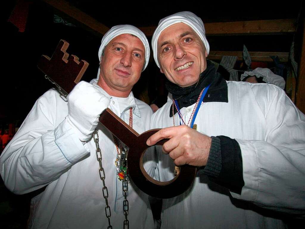 In Grenzach gab Brgermeister Jrg Lutz (rechts) den Schlssel an Narrenmeister Ralf Gentner.