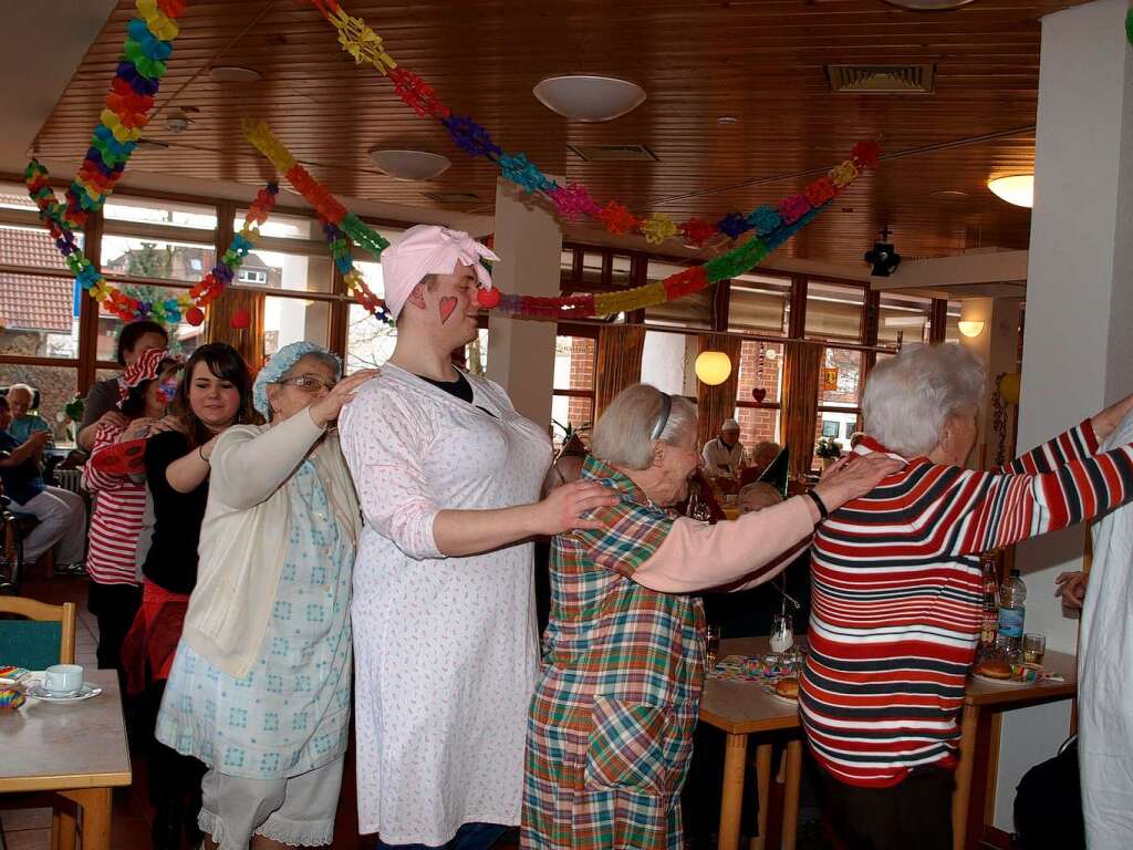 Schon amNachmittag wurde im Seniorenheim Emilienpark die Fasnacht nrrisch begangen.