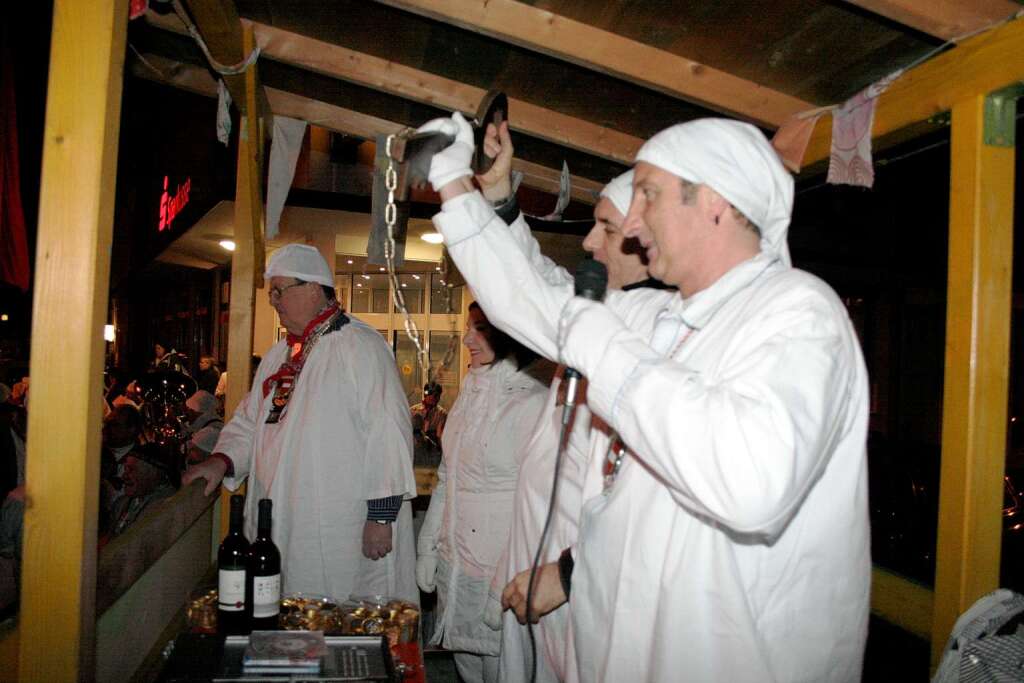 In Grenzach gab Brgermeister Jrg Lutz (rechts) den Schlssel an Narrenmeister Ralf Gentner.