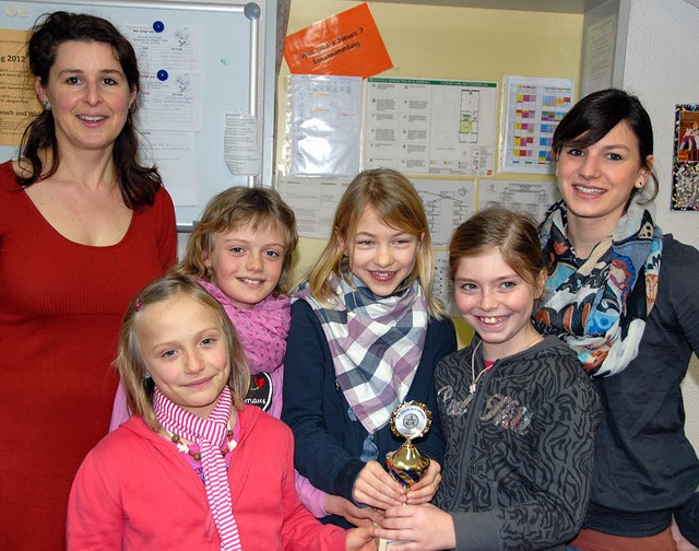 Erfolgsteam der Grundschule Sasbach:  ...nd Schulleiterin Michaela Nock (links)  | Foto: Roland Vitt