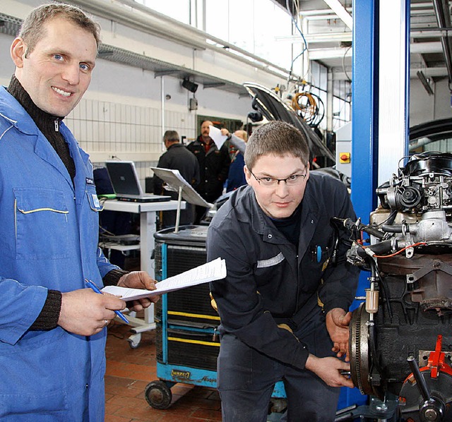 Florian Heizmann  (rechts) schraubt un...aus Ketterer die Kupplung auseinander.  | Foto: eva korinth