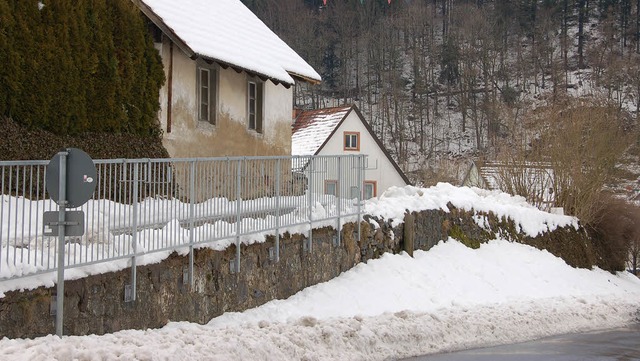 Die alte Natursteinmauer entlang der B...ig geworden und soll erneuert werden.   | Foto: Elfriede Mosmann