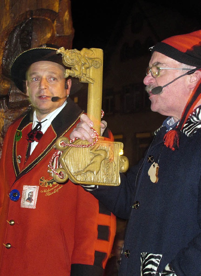 Brgermeister Clemens Bieniger gibt de...die Schindlejokel in Niederwinden ab.   | Foto: Helmut Hringer