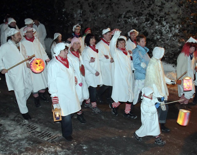 Viele Weigekleidete  beim Hemdglunkerumzug in Grafenhausen.  | Foto: Christiane Seifried