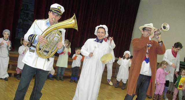 Machen fr die Kindergartenkinder ein ...olksbank und der Musiker  Helmut Dold   | Foto: Irene Br