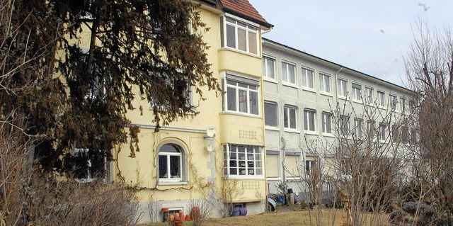 An Stelle des Gewerbebaus (rechts) sol... Gebude mit elf Wohnungen entstehen.   | Foto: Lauber