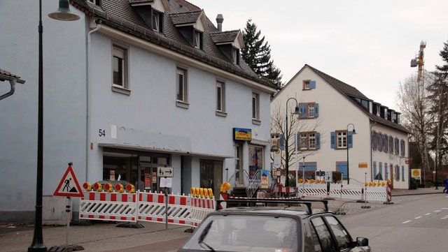 Am Freitagmorgen waren Geh- und Radweg...4 an der Alten Bundesstrae gesperrt.   | Foto: Frank Kiefer