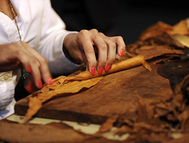 Handgerollte Kuba-Zigarren sind eine Spezialitt. Und entsprechend kostspielig.  | Foto: Rita Eggstein
