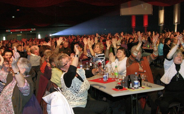 Die Hnde zum Himmel: Stimmung in der Ortenauhalle.   | Foto: Fotos: Sparkasse