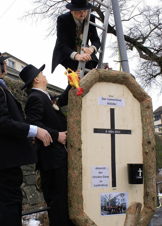 Weithin sichtbar befestigten die Wlde...an einem Lampenmasten vor dem Rathaus.  | Foto: Werner Probst