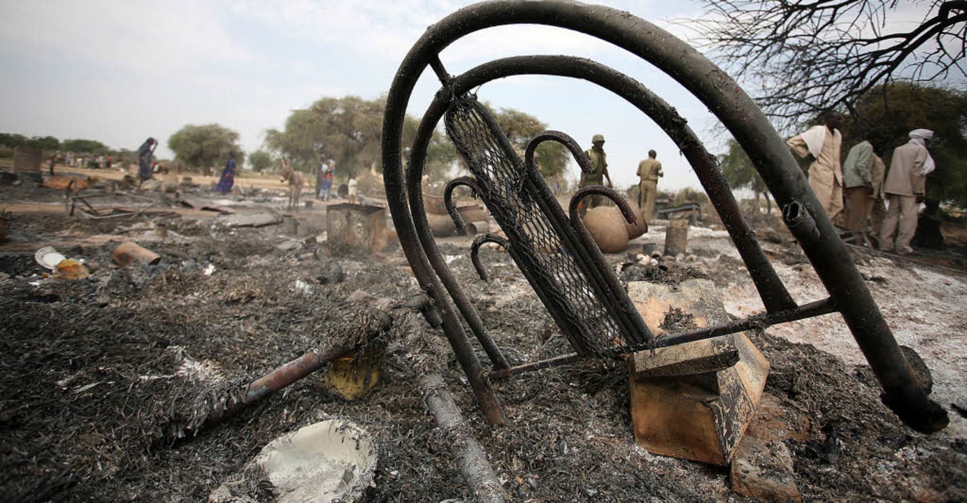 Folgen des ersten Klimakrieges: ein zerstrtes Dorf in Darfur  2007   | Foto: afp/S.-Fischer-Verlag