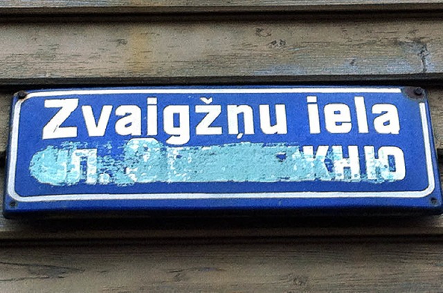 Ein Straenschild in Riga  in der  Zva...he Straenbezeichnung wurde bermalt.   | Foto: dpa