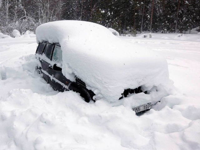 Aus diesem zugeschneiten Auto wurde ei...er Schwede nach zwei Monaten gerettet.  | Foto: dpa