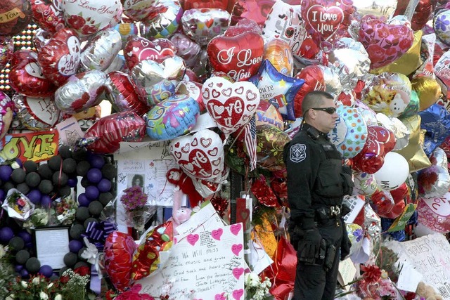 Zahllose Fans erinnerten mit Blumen un... an die tote Sngerin Whitney Houston.  | Foto: AFP