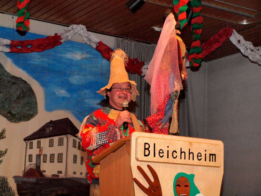 Zunftabend in Bleichheim: Pfarrer Martin Sauer kommt mit seiner Hexe