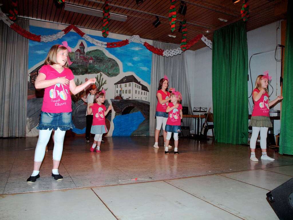 Zunftabend in Bleichheim: Die Mdchen des Narresome tanzen