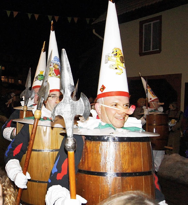 berall herrschte am Fasnetsfriddig bu...marschiert die Ortswache durchs Dorf.   | Foto: Roland Gutjahr