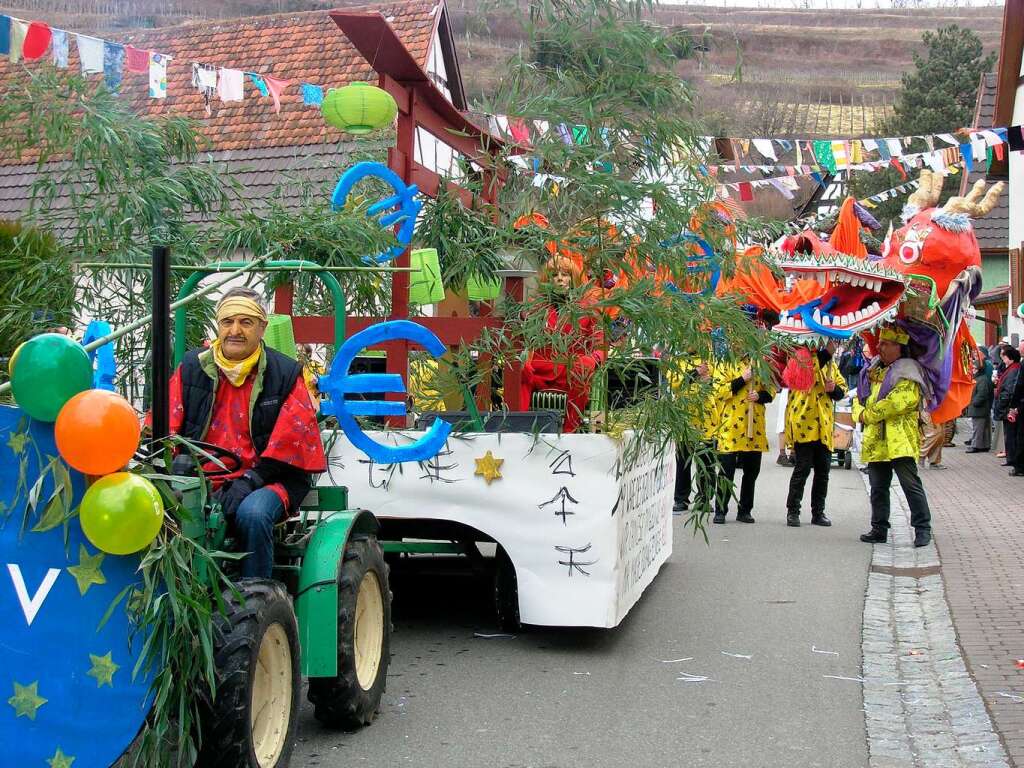 Umzug in Hecklingen: Der Gesangverein mit orignal chinesischem Drachen und Chinamusik.