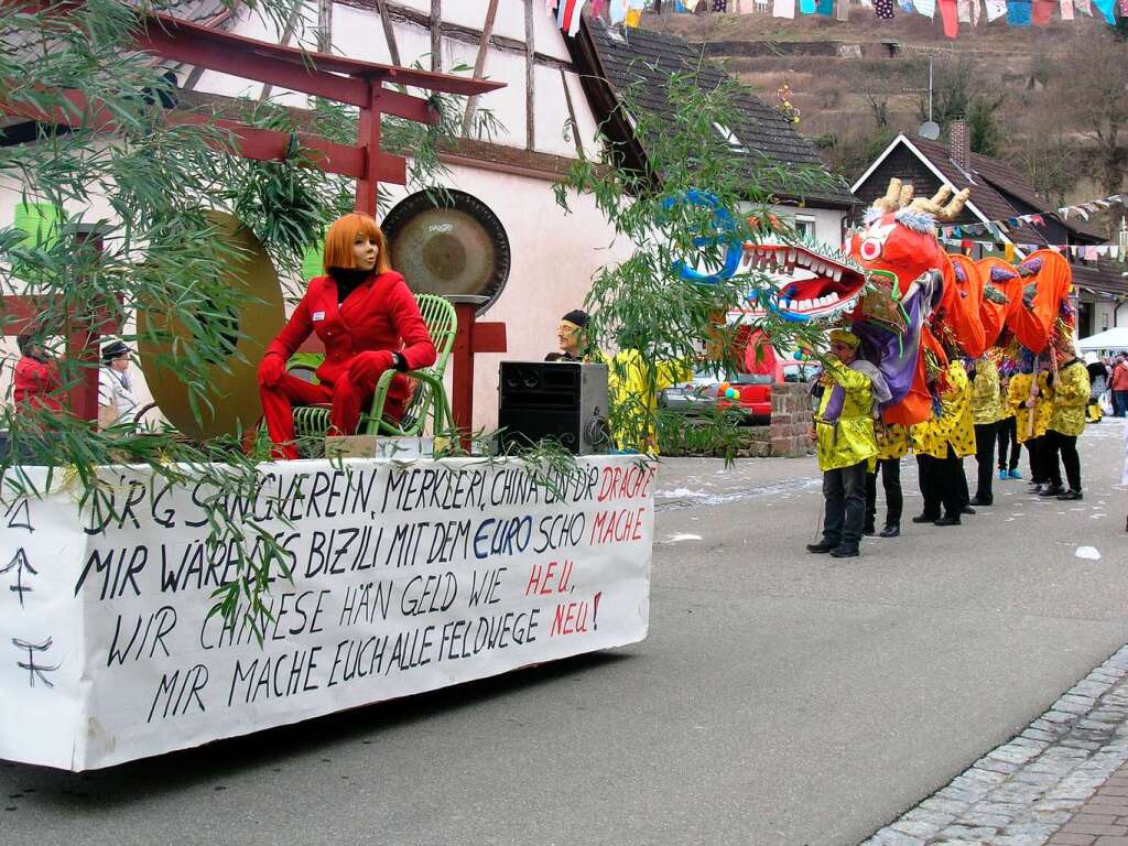 Umzug in Hecklingen: Der Gesangverein mit orignal chinesischem Drachen und Chinamusik.