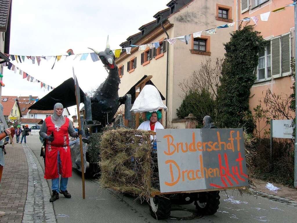 Umzug in Hecklingen: Drachenritter mit mechanischem Schwarzdrachen (Dorfjugend / Feuerwehr)