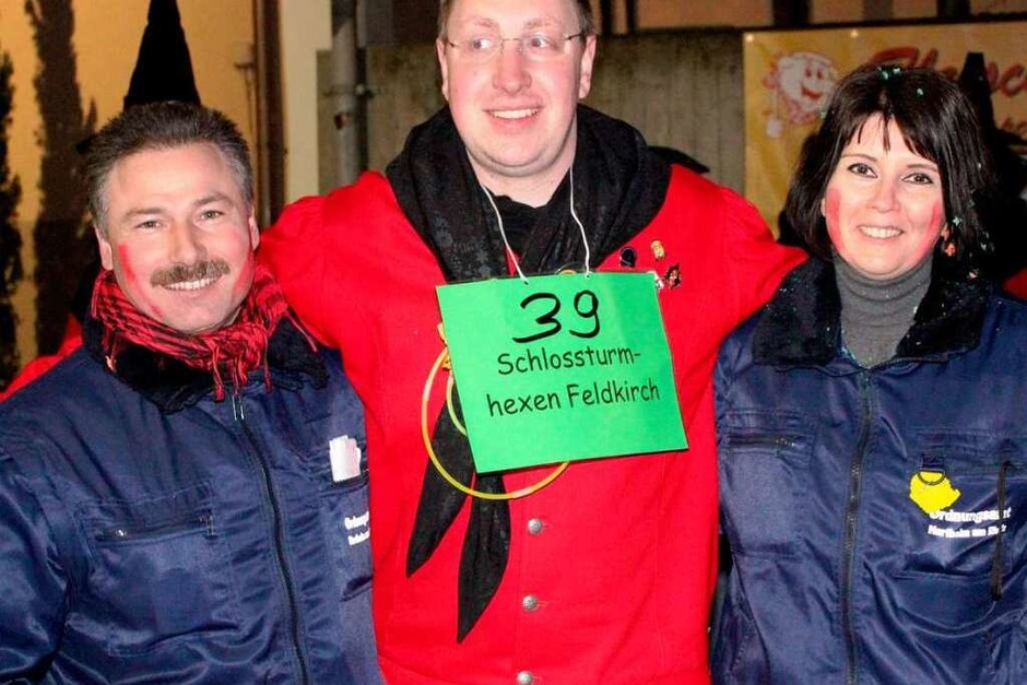 Die Ortspolizei: Dietmar Siebler (links) und Bürgermeisterin Kathrin Schönberger mit einer unmaskierten Schlossturm-Hexe (Foto: Otmar Faller) Die Ortspolizei: Dietmar Siebler (links) und Bürgermeisterin Kathrin Schönberger mit einer unmaskierten Schlossturm-Hexe (Foto: Otmar Faller)
