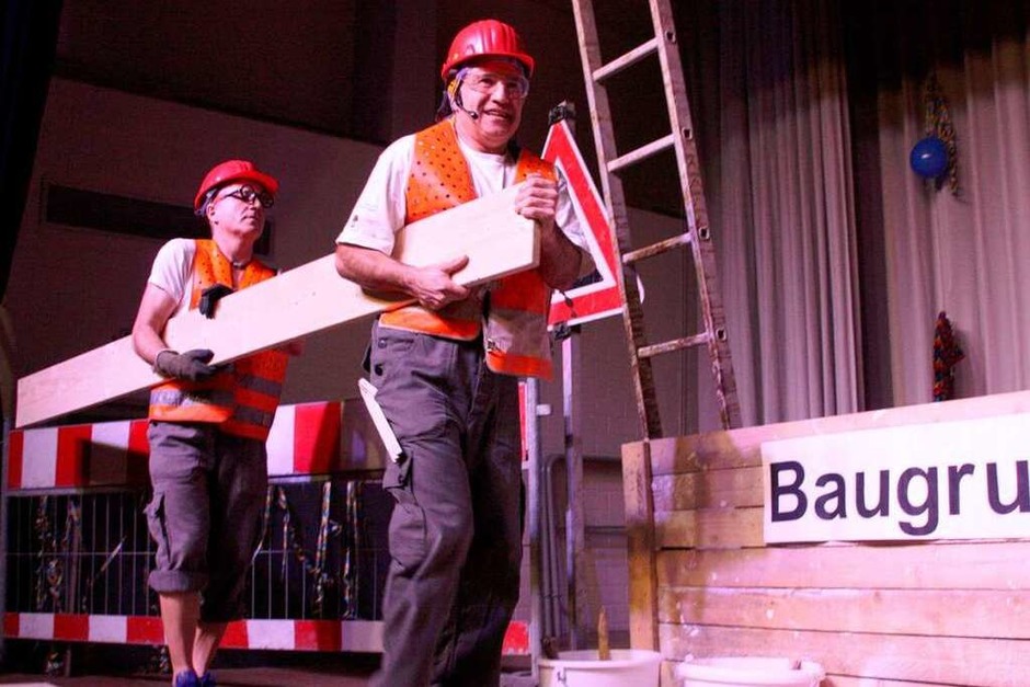 Die Bauarbeiter der Trachtengruppe stellten sich in Niederrimsingen besonders dappig an. (Foto: Christine Aniol) Die Bauarbeiter der Trachtengruppe stellten sich in Niederrimsingen besonders dappig an. (Foto: Christine Aniol)