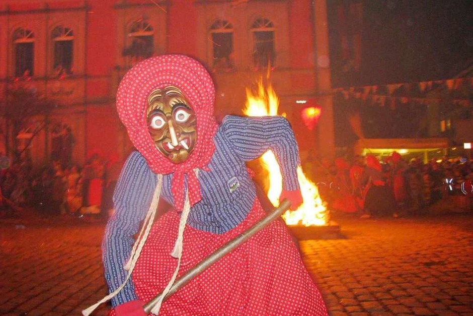 Hexen versammeln sich auf dem Waldkircher Marktplatz zum Hexensabbat. (Foto: Linus Joos) Hexen versammeln sich auf dem Waldkircher Marktplatz zum Hexensabbat. (Foto: Linus Joos)
