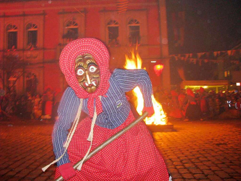 Hexen versammeln sich auf dem Waldkircher Marktplatz zum Hexensabbat.