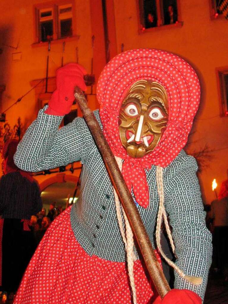 Hexen versammeln sich auf dem Waldkircher Marktplatz zum Hexensabbat.