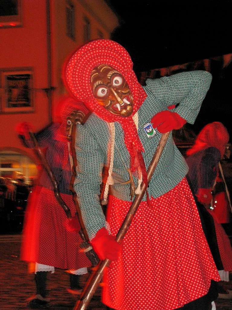 Hexen versammeln sich auf dem Waldkircher Marktplatz zum Hexensabbat.