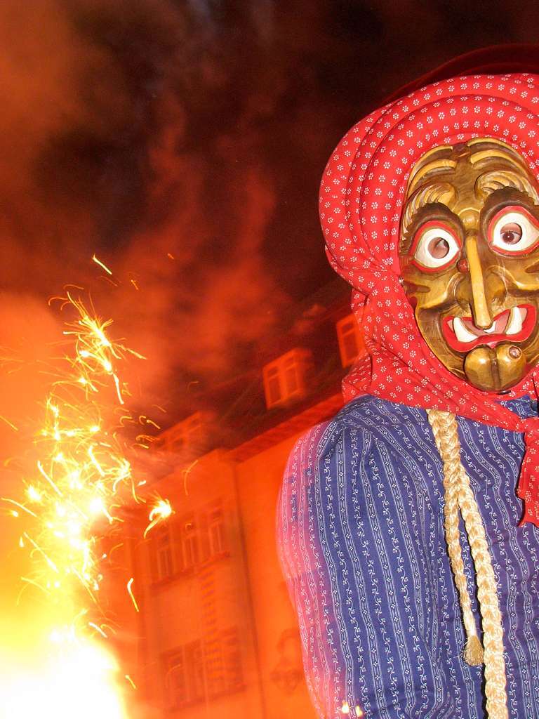 Hexen versammeln sich auf dem Waldkircher Marktplatz zum Hexensabbat.