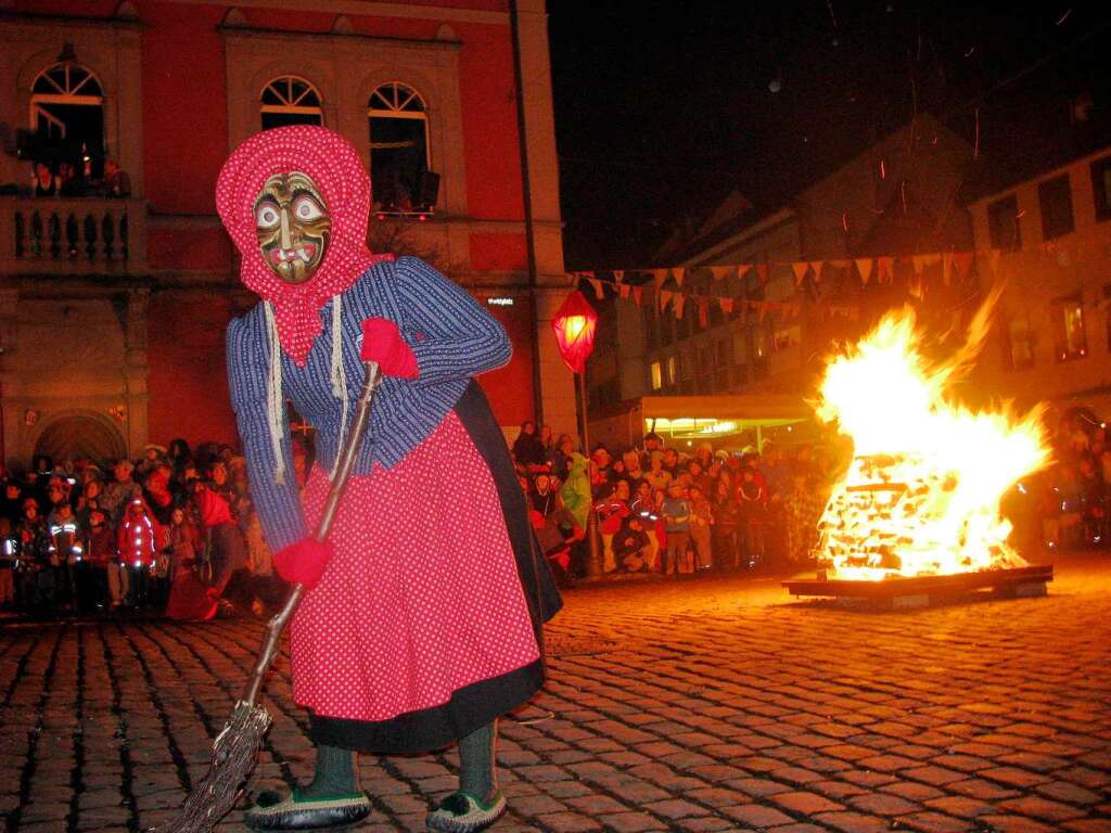 Hexen versammeln sich auf dem Waldkircher Marktplatz zum Hexensabbat.