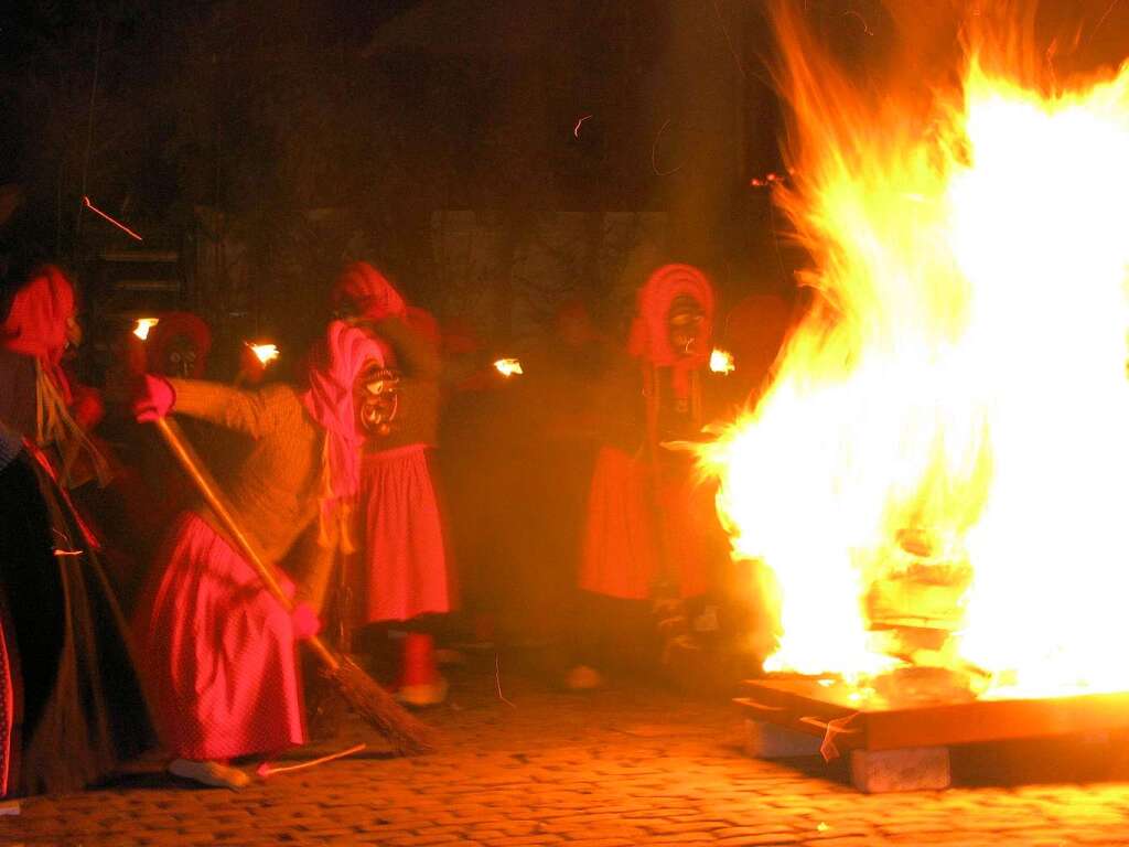 Hexen versammeln sich auf dem Waldkircher Marktplatz zum Hexensabbat.